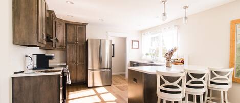 Refrigerador, microondas, horno y parrilla de estufa