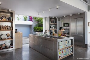 ثلاجة، ميكروويف، فرن، موقد طهي مسطح