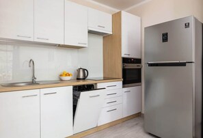 Réfrigérateur, micro-ondes, plaque de cuisson