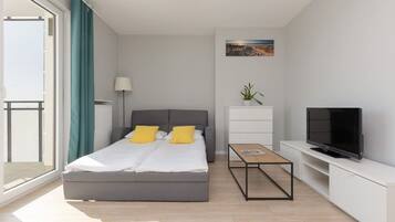 Tabla de planchar con plancha, wifi y ropa de cama