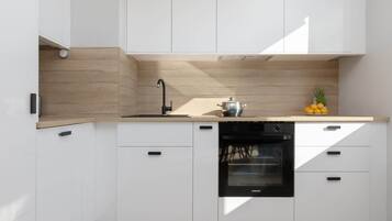 Kjøleskap, ovn, kokeplater og oppvaskmaskin