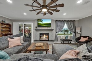 Een televisie en een open haard