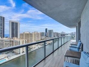 Property grounds - Panoramic Perfection: 3BR Breathtaking Water Views (Hallandale Beach)