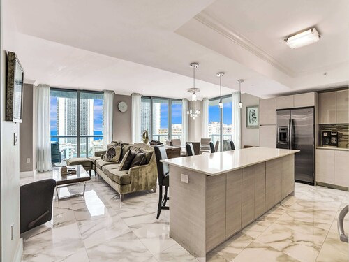 Panoramic Perfection: 3BR Breathtaking Water Views