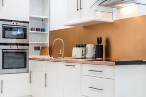 Fridge, microwave, oven, stovetop - Charming 1B Apartment next to Station (London)
