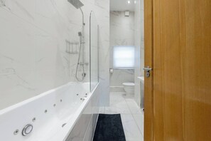 Dusj, hårføner og håndklær