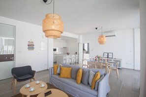 Smart TV, chimenea, videojuegos y biblioteca musical 