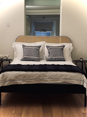 1 habitación, tabla de planchar con plancha y cuna de viaje