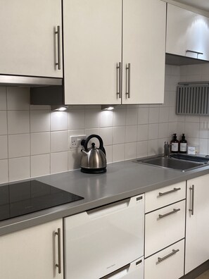 Fridge, microwave, stovetop, dishwasher - Regent’s Park/Marylebone Studio Flat (London)