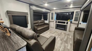 Fernseher, Kamin, DVD-Player, Stereoanlage