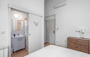 2 habitaciones, tabla de planchar con plancha y cuna de viaje 