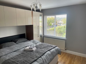 3 bedrooms, iron/ironing board, travel crib, bed sheets - Mayfield square (Belfast)