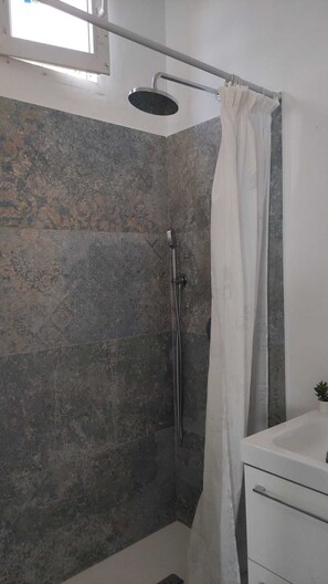 Douche, sèche-cheveux, serviettes fournies, savon