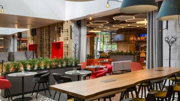 Serveert ontbijt, lunch, diner, internationale gerechten