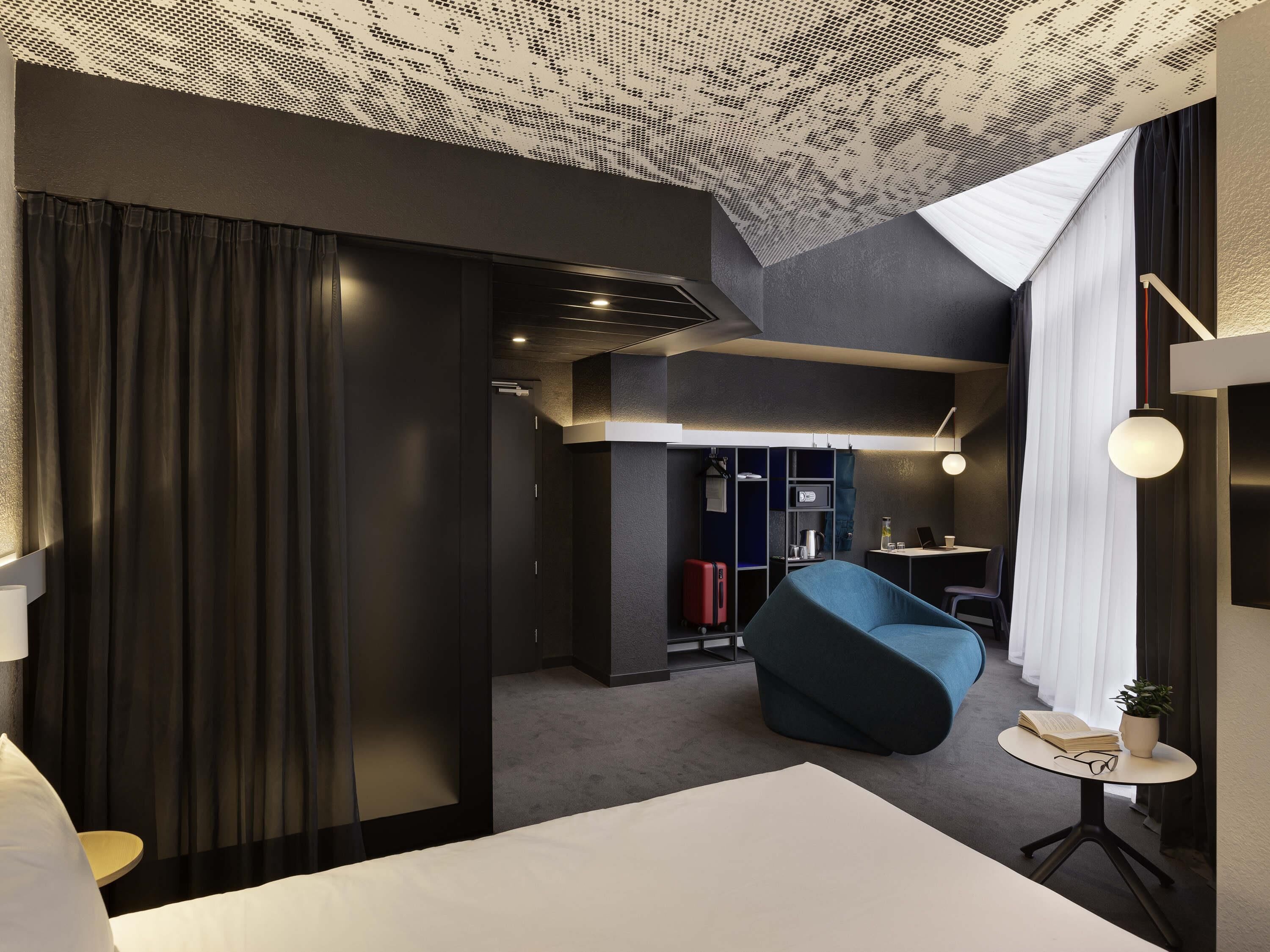 Familjerum - 1 dubbelsäng med bäddsoffa | Minibar, värdeförvaringsskåp på rummet och skrivbord