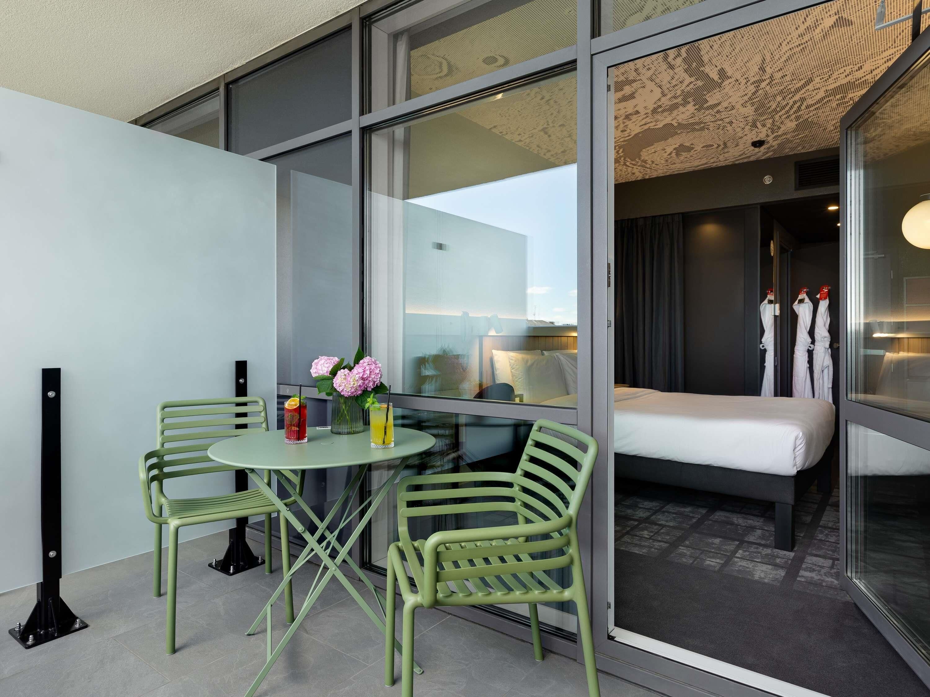 Rom – premium, 1 kingsize-seng, balkong | Minibar, safe på rommet, skrivebord og blendingsgardiner