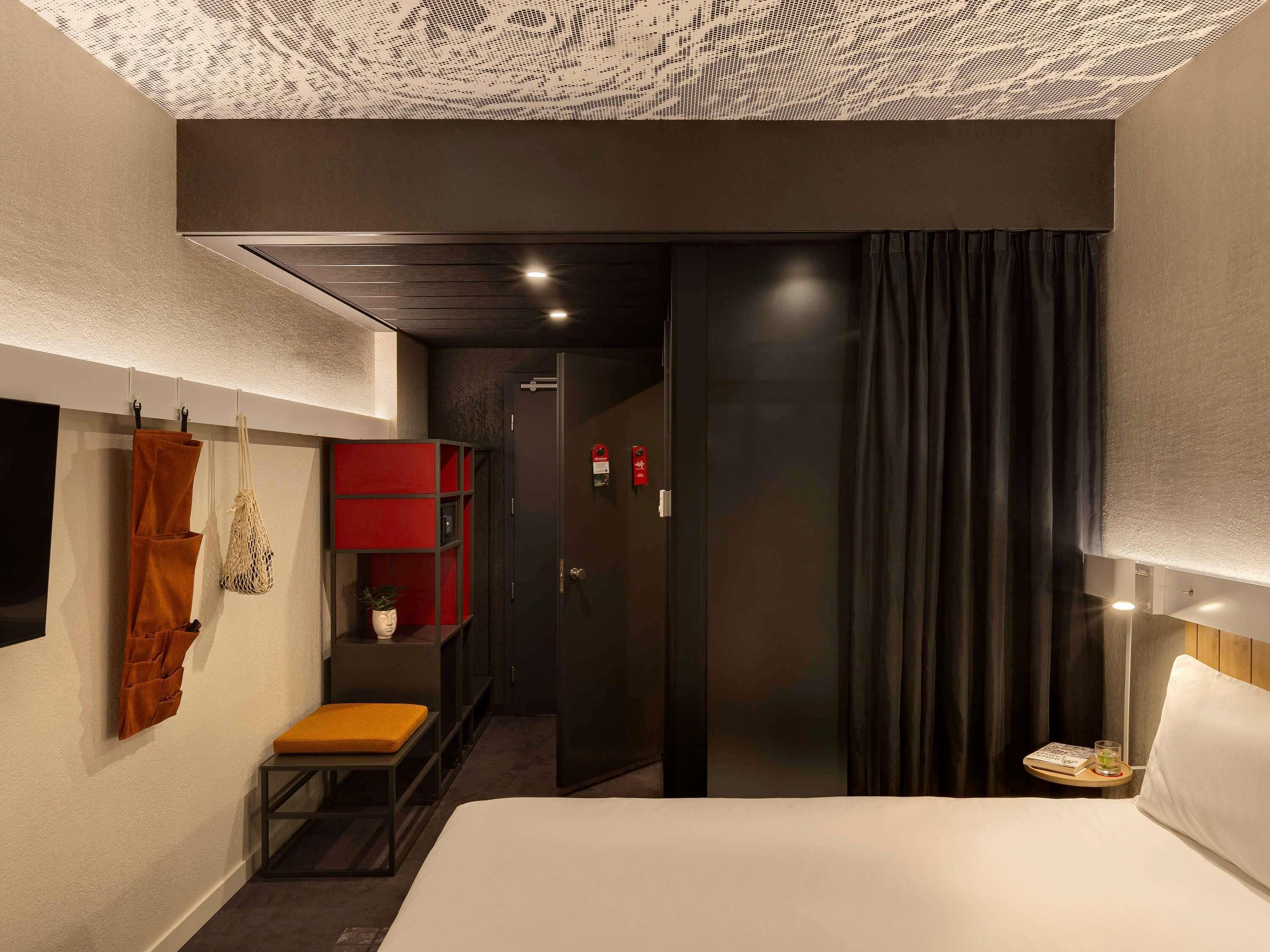 Rom – standard, 1 dobbeltseng | Minibar, safe på rommet, skrivebord og blendingsgardiner