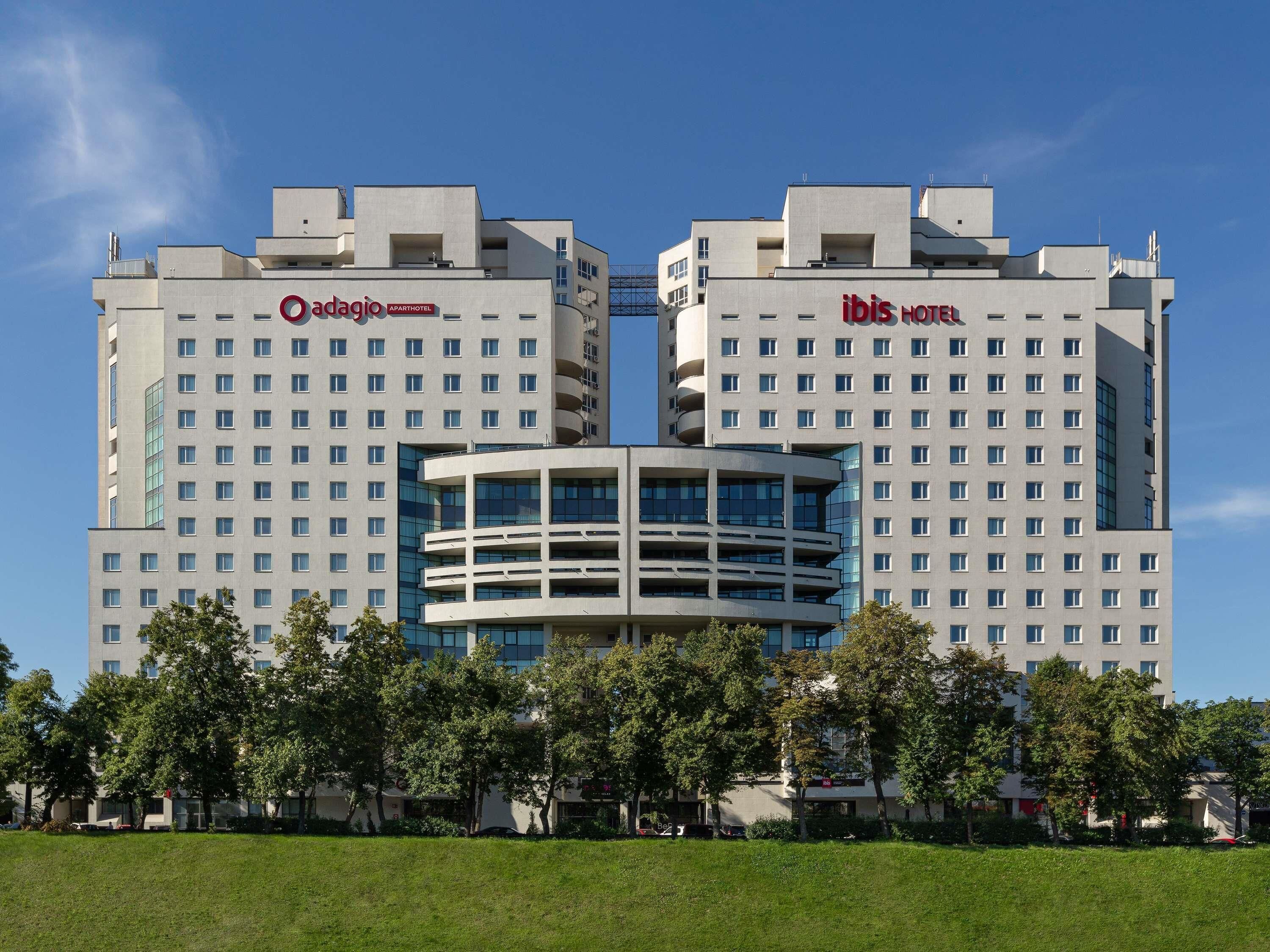 A modern hotel with two towers, each labeled with a brand name.