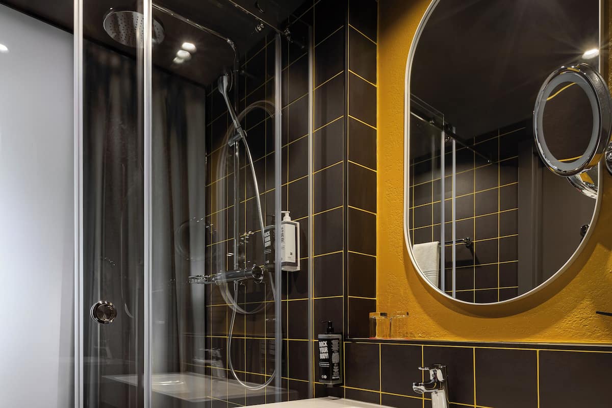 Camera Premium, 1 letto king, balcone | Bagno | Soffione a pioggia, asciugacapelli, pantofole, asciugamani