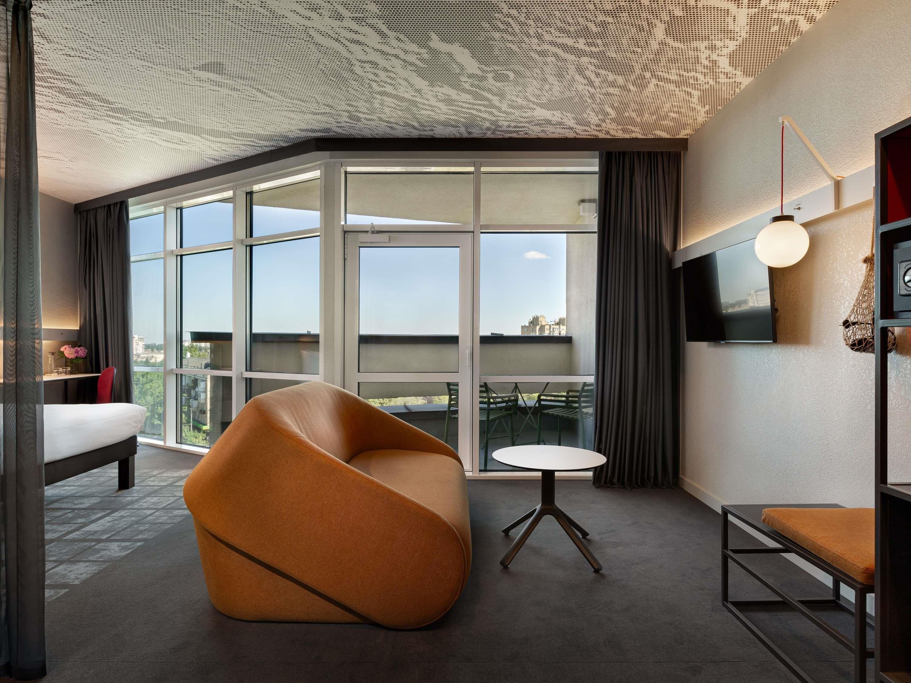 Habitación familiar, 1 cama matrimonial y sofá cama, balcón | Minibar, caja de seguridad en la habitación y escritorio 