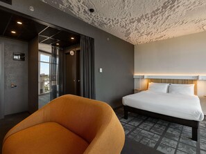 Minibar, caja de seguridad en la habitación y escritorio 