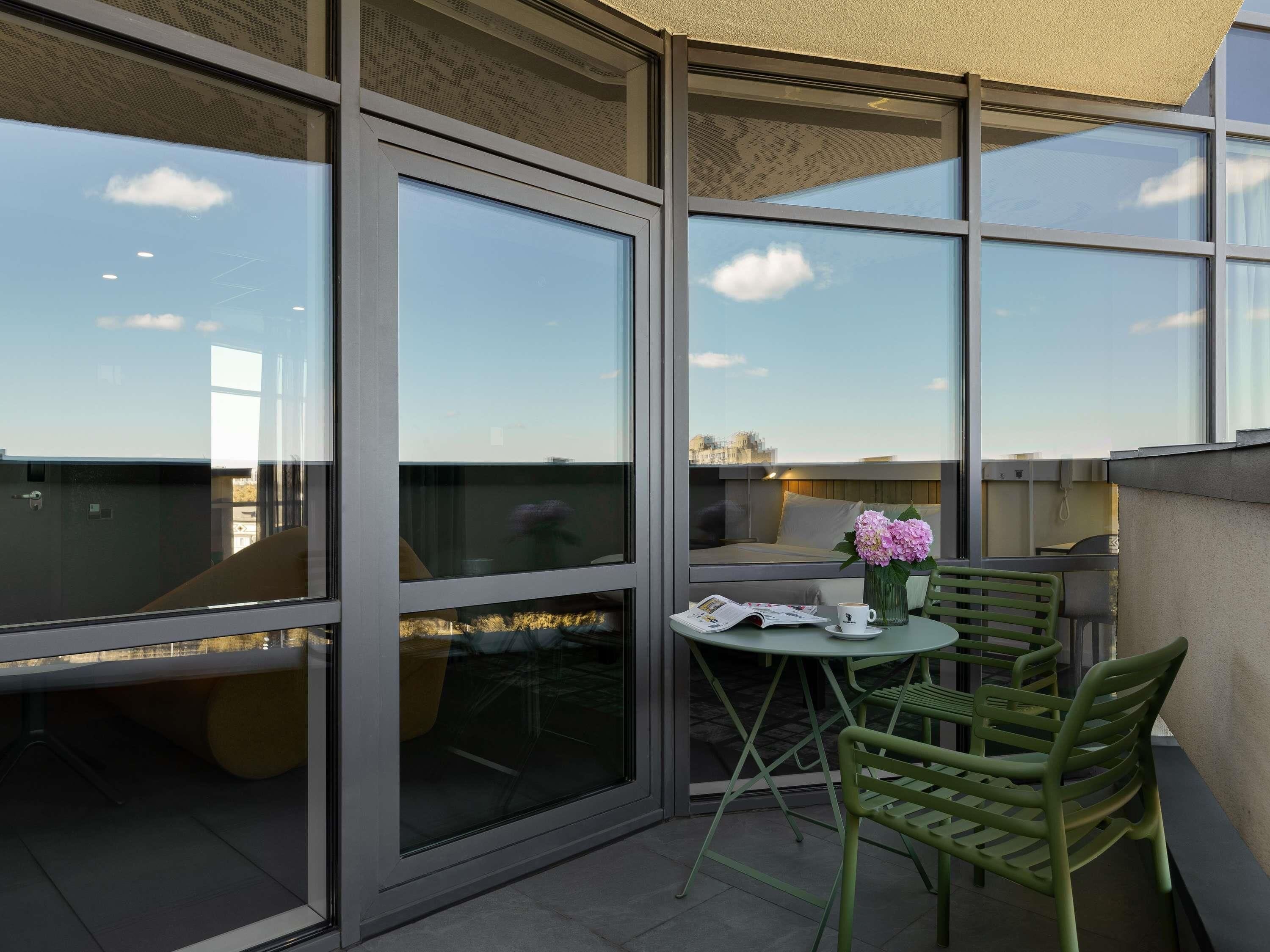 Quarto família, 1 cama de casal e sofá-cama, sacada | Frigobar, cofres nos quartos, escrivaninha, cortinas blackout