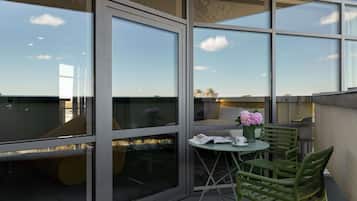 Minibar, caja de seguridad en la habitación y escritorio