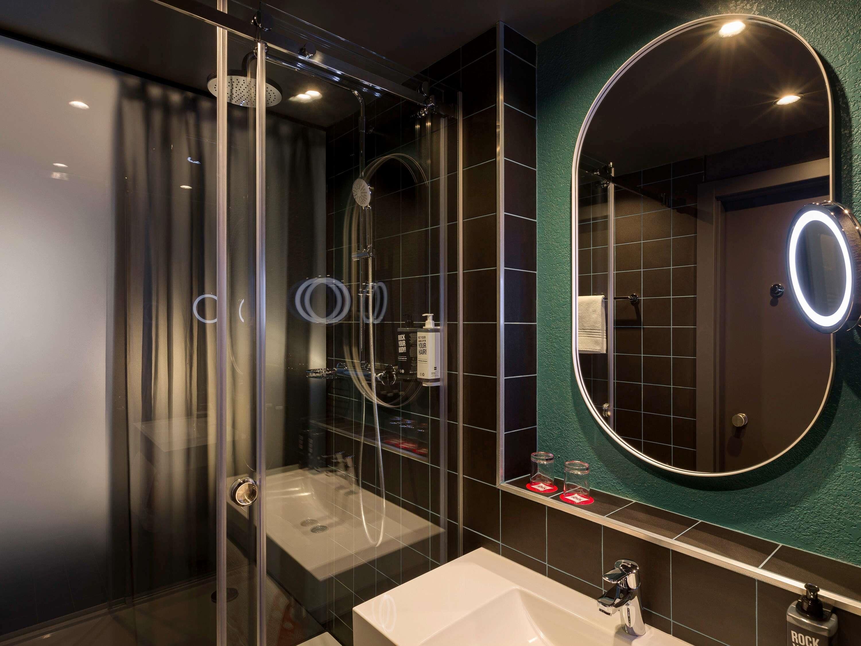 Minibar, safe på rommet, skrivebord og blendingsgardiner