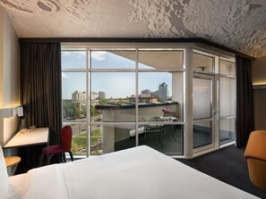 ห้องแฟมิลี่, เตียงใหญ่ 1 เตียง และโซฟาเบด, ระเบียง | มินิบาร์, ตู้นิรภัยในห้องพัก, โต๊ะทำงาน, ผ้าม่านกันแสง