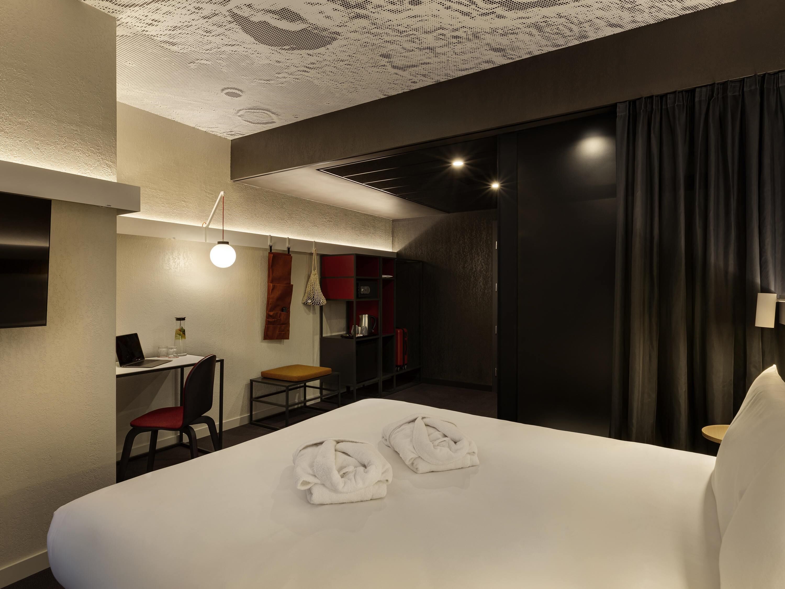 Premium Room, 1 King Bed | Minibar, in-room safe, desk, blackout drapes