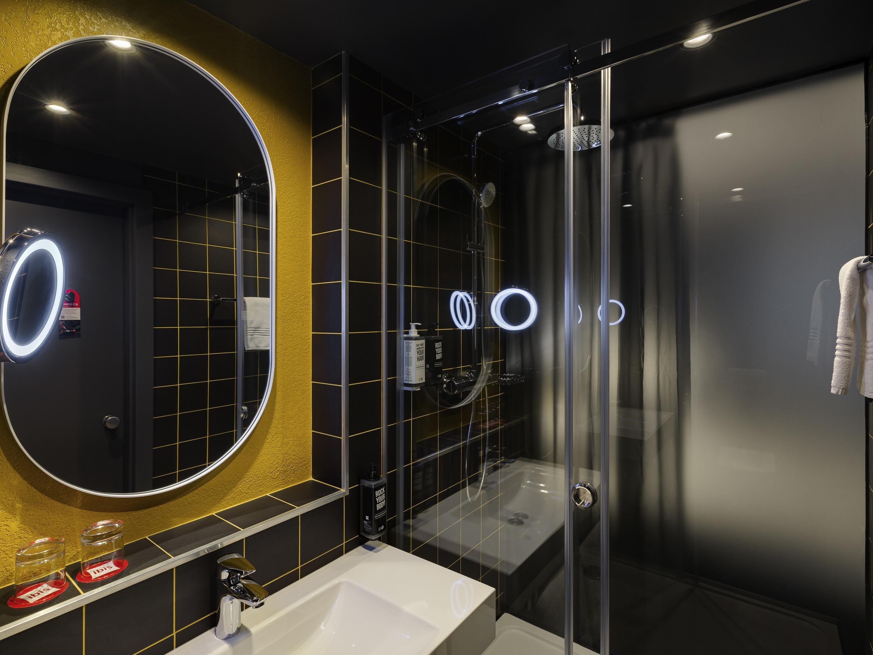 Minibar, safe på rommet, skrivebord og blendingsgardiner