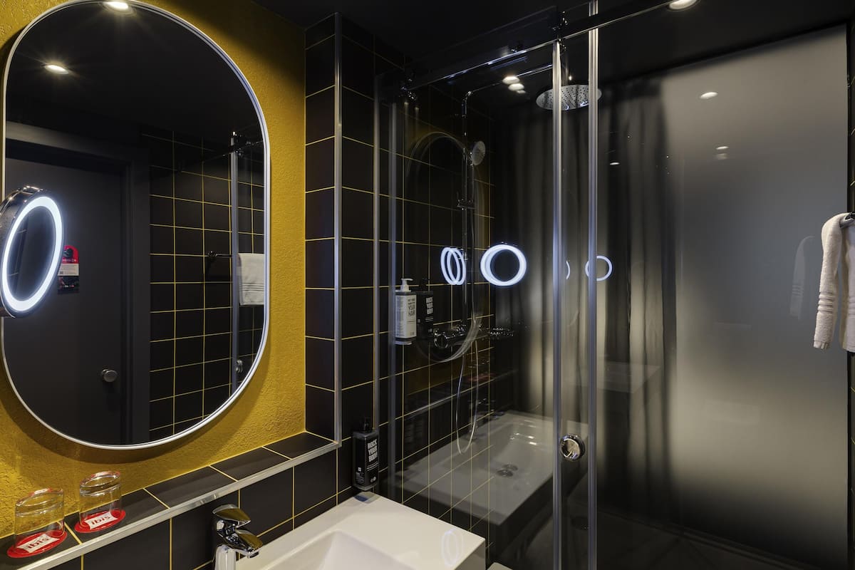 Minibar, caja de seguridad en la habitación y escritorio