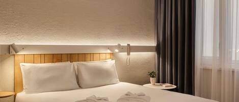 Premium Room, 1 King Bed | Minibar, in-room safe, desk, blackout drapes