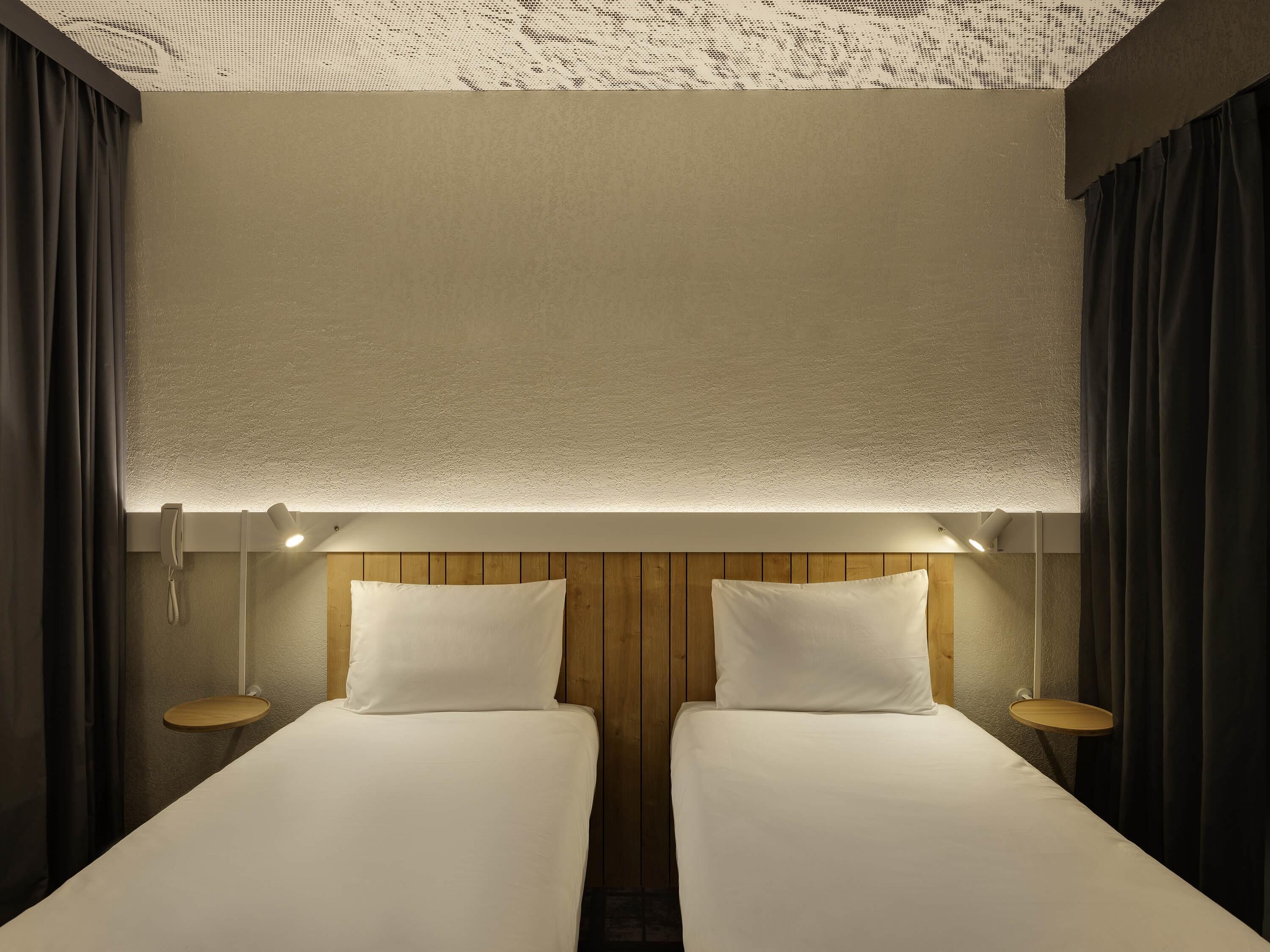 Standard-huone, 2 yhden hengen sänkyä | Minibaari, tallelokero huoneessa, työpöytä, pimennysverhot