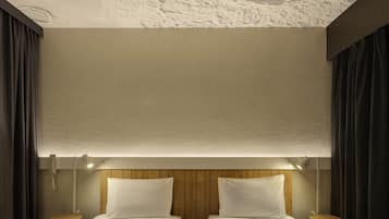 Habitación estándar, 2 camas individuales | Minibar, caja fuerte, escritorio y cortinas opacas