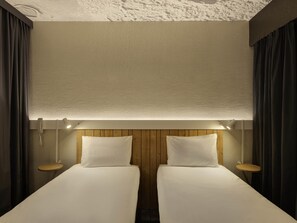 Minibar, caja de seguridad en la habitación y escritorio 