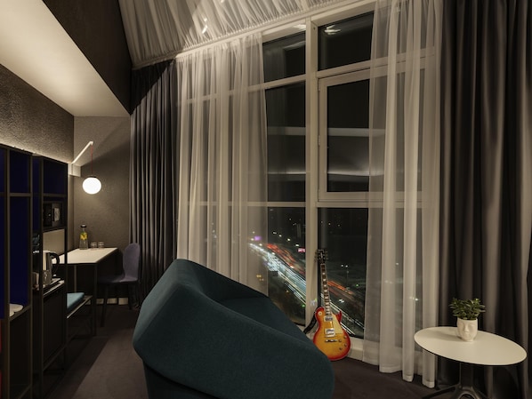 Quarto família, 1 cama de casal e sofá-cama | Frigobar, cofres nos quartos, escrivaninha, cortinas blackout