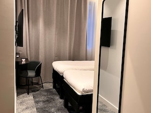 Habitación estándar, 2 camas individuales | Cortinas opacas, tabla de planchar con plancha, cunas gratuitas