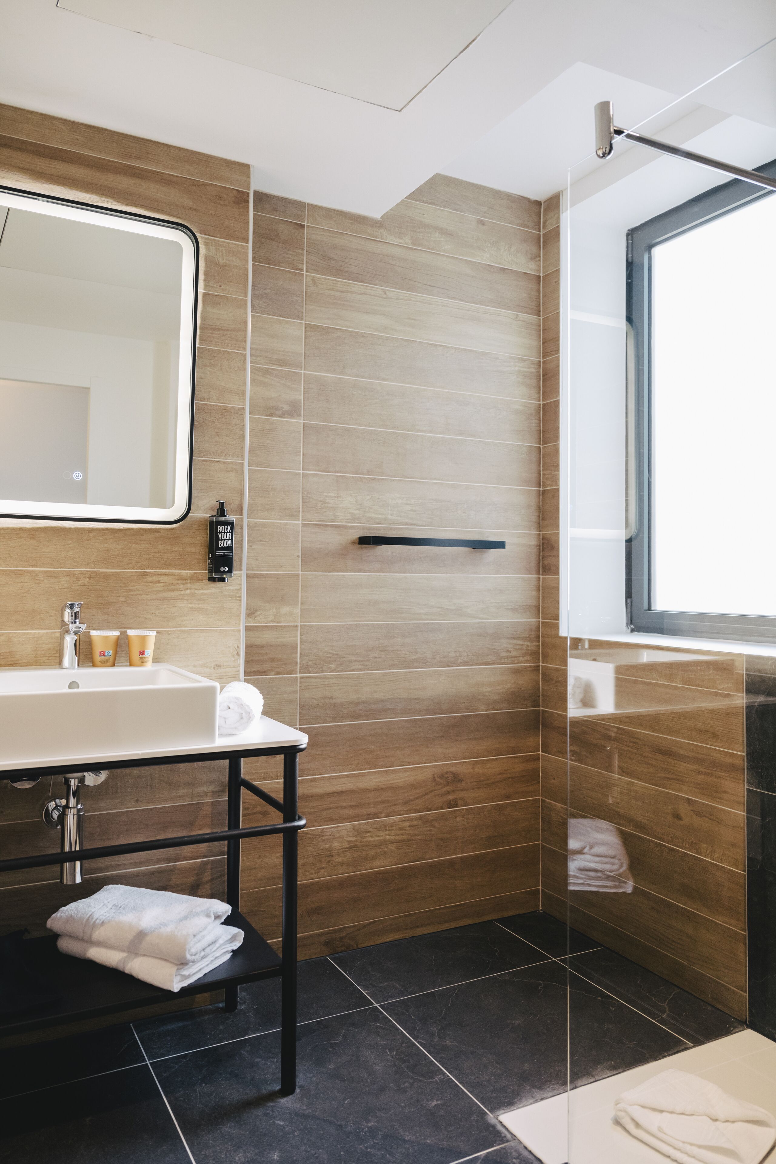 Standaard kamer, 1 tweepersoonsbed | Badkamer | Een douche, handdoeken, zeep, shampoo
