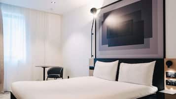 Habitació familiar, 1 llit doble i sofà llit | Espai de treball apte per a portàtils i cortines opaques