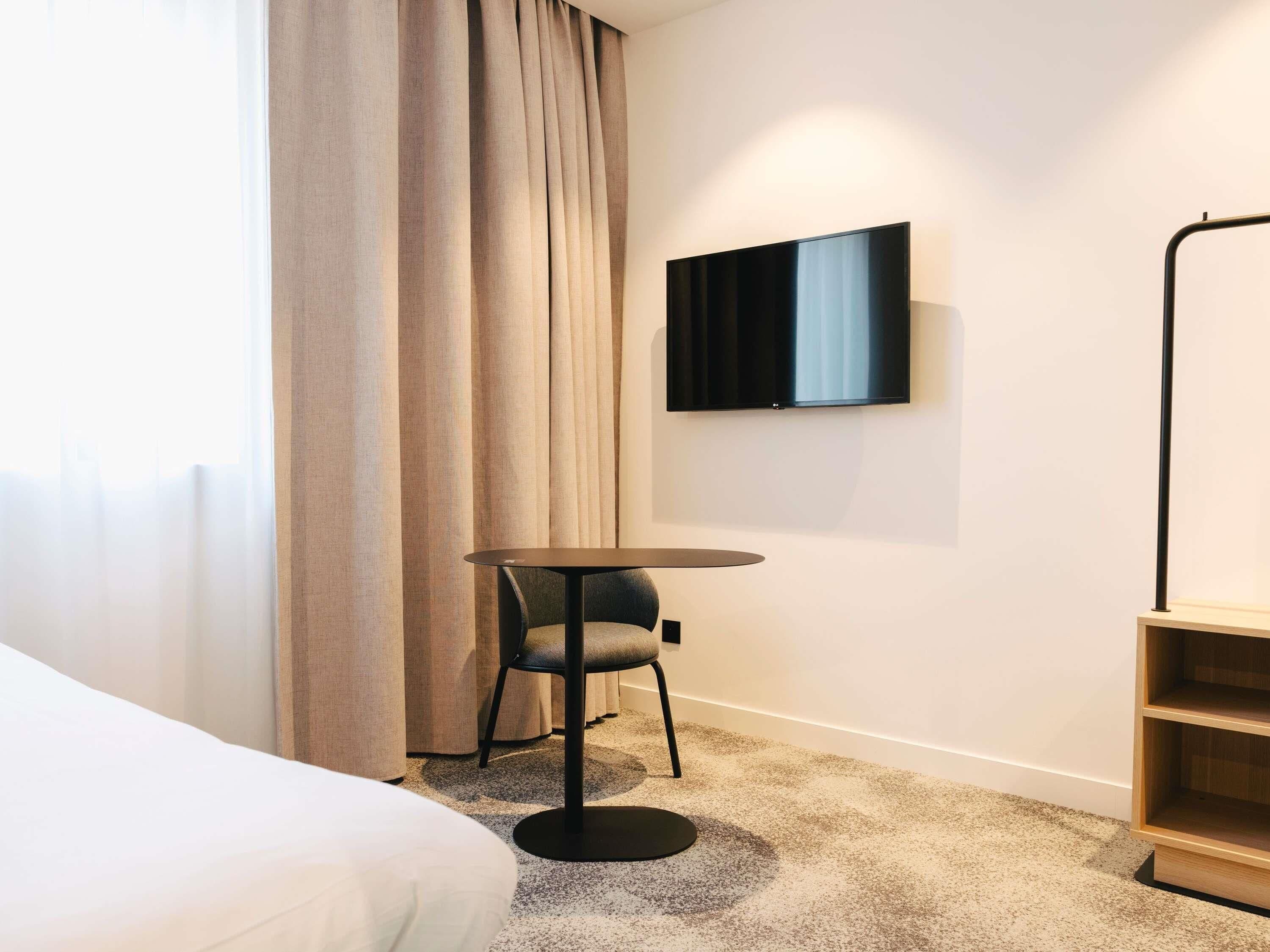 Standard Room, 1 Double Bed | Laptop workspace, blackout curtains, soundproofing, iron/ironing board