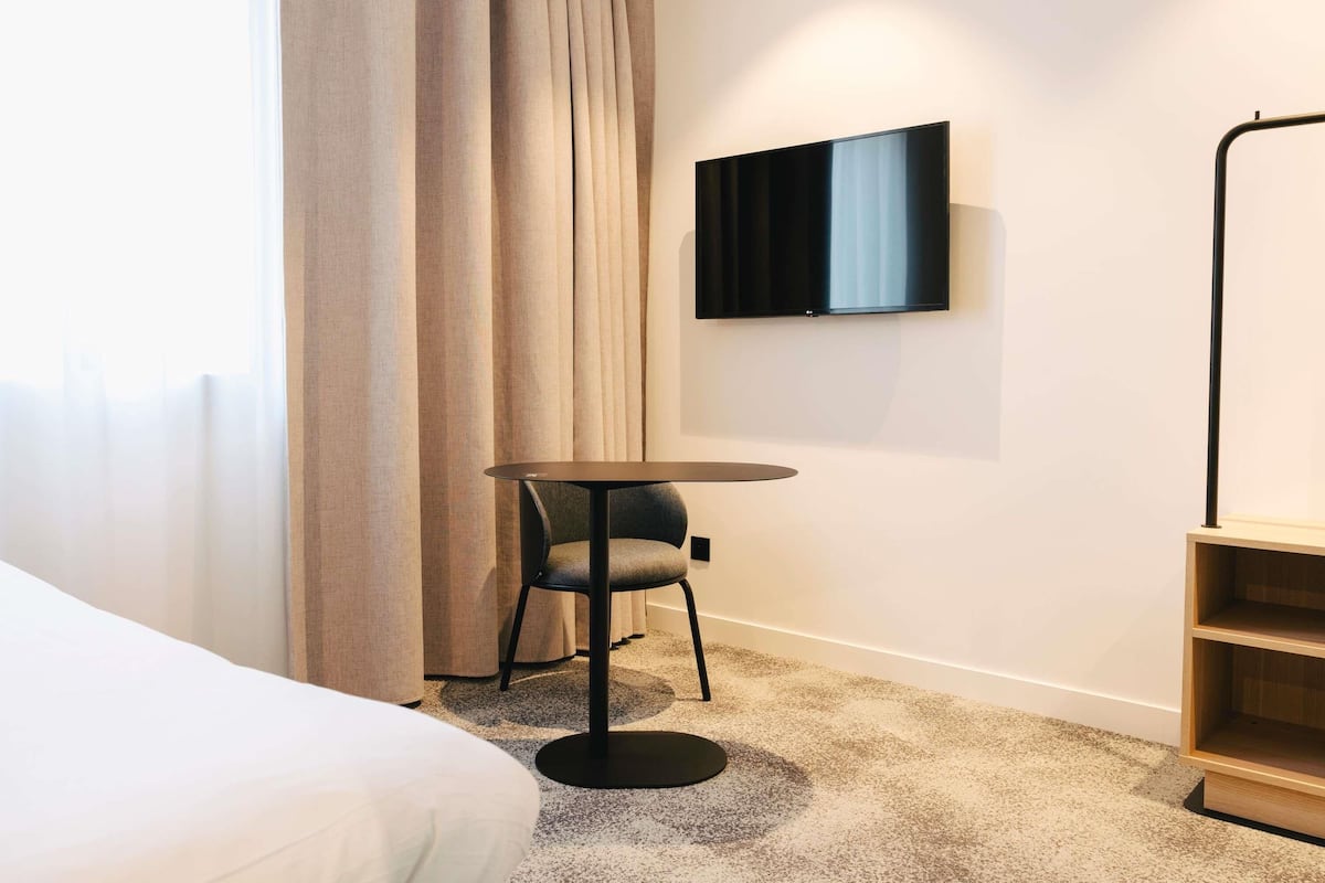 Standard Room, 1 Double Bed | Laptop workspace, blackout drapes, soundproofing, iron/ironing board