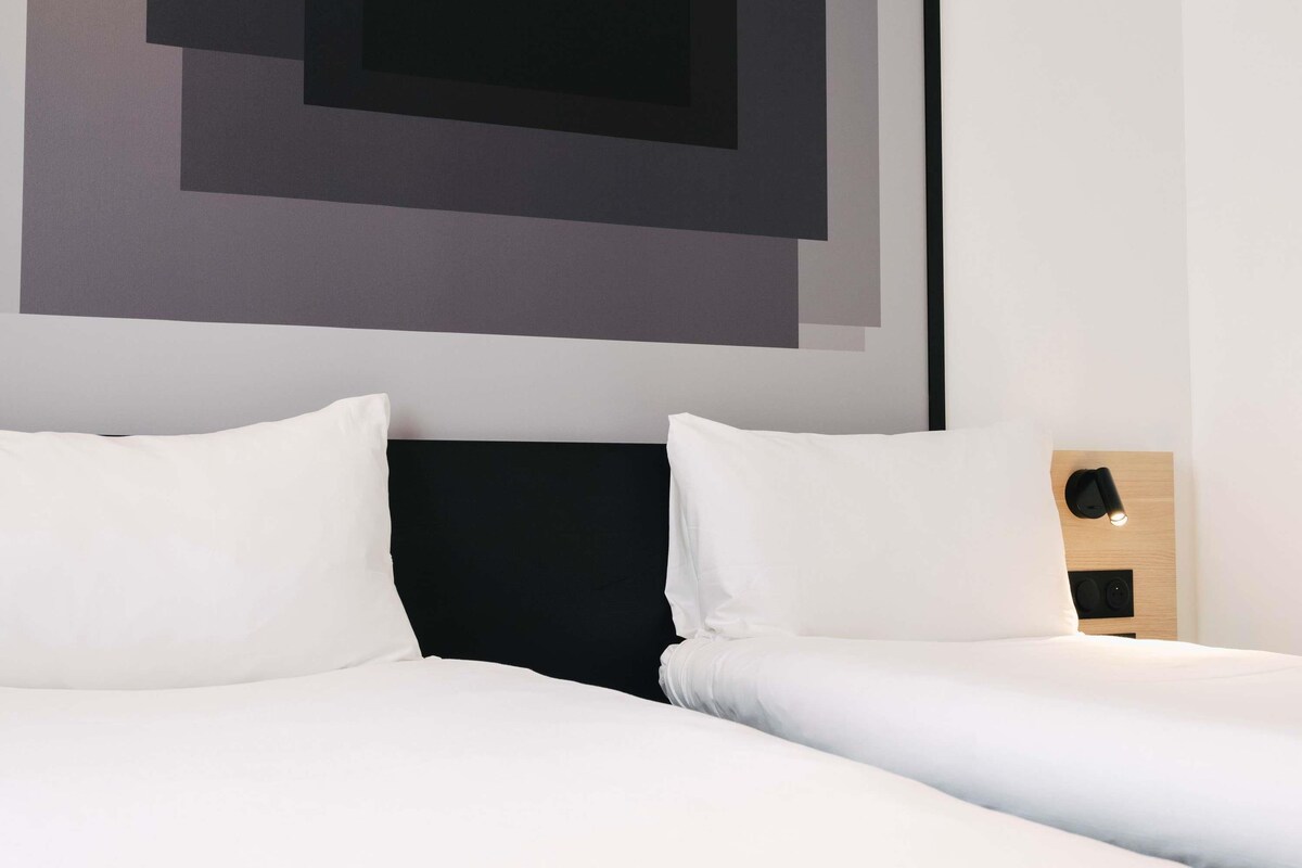 Espacio para trabajar con laptop y cortinas blackout 