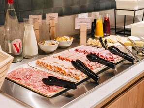 Desayuno buffet (EUR 13.5 por persona)