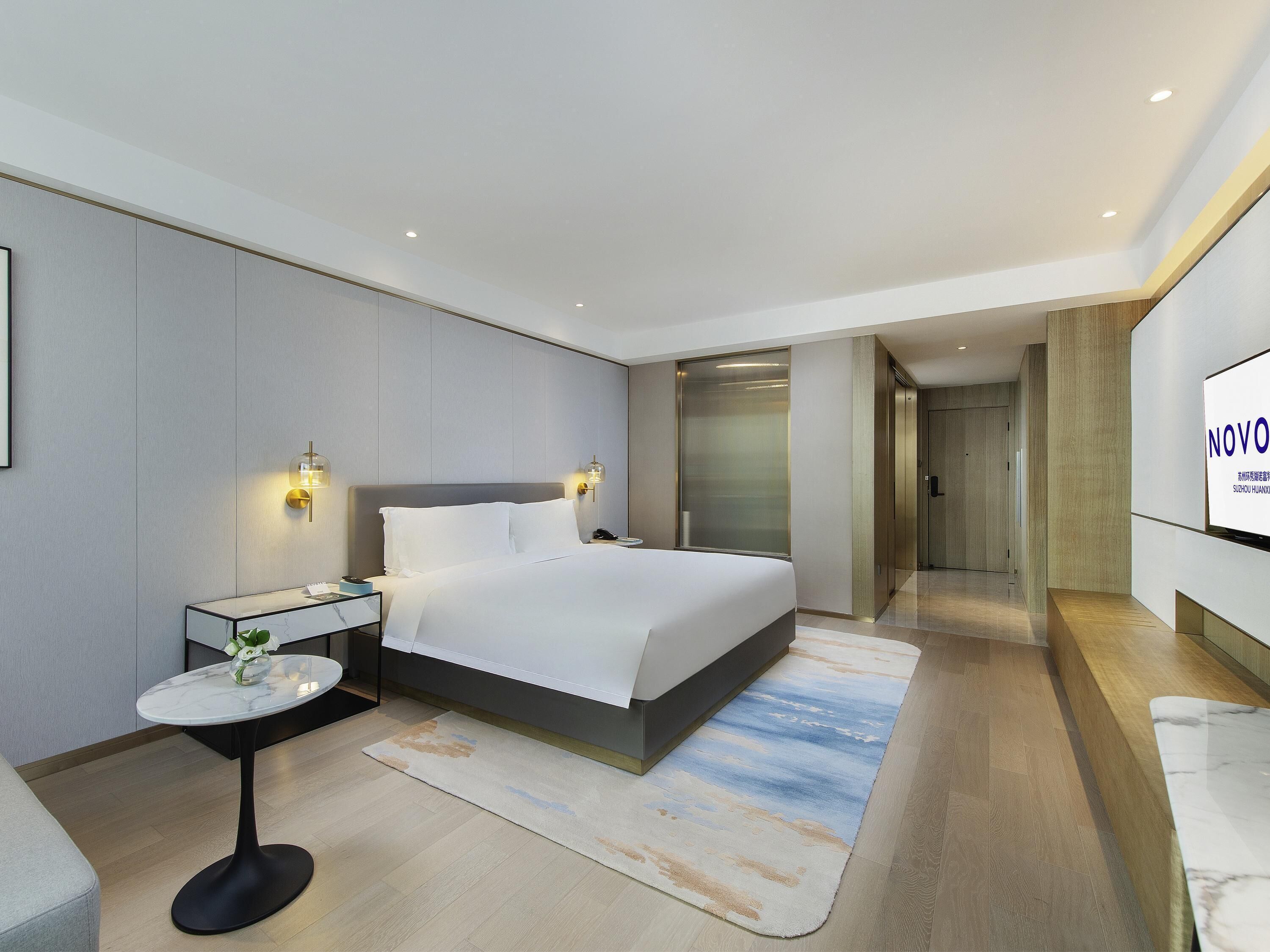 Cubrecamas y minibar con artículos gratuitos 
