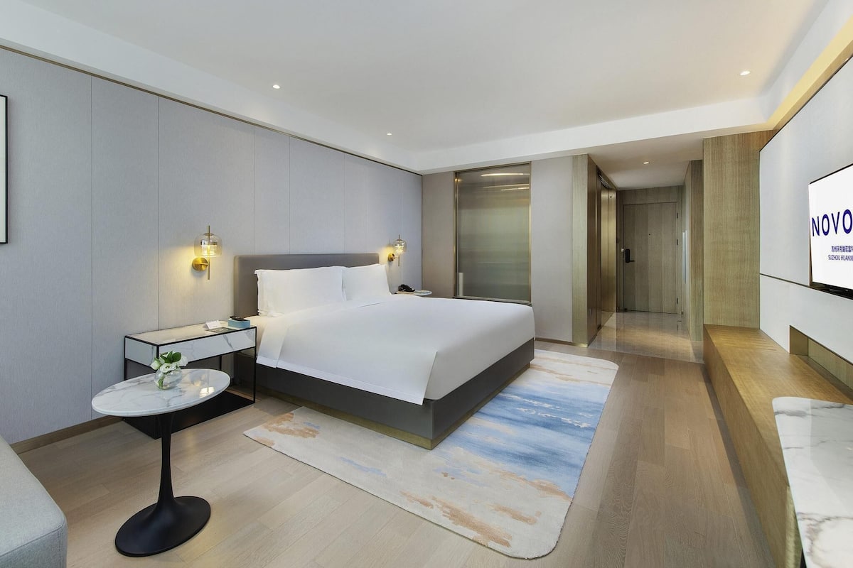 Habitación Deluxe, 1 cama King size | Edredón y artículos del minibar gratis