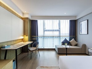 Chambre Deluxe, 1 très grand lit | Couette en duvet d'oie, articles gratuits dans le mini-bar