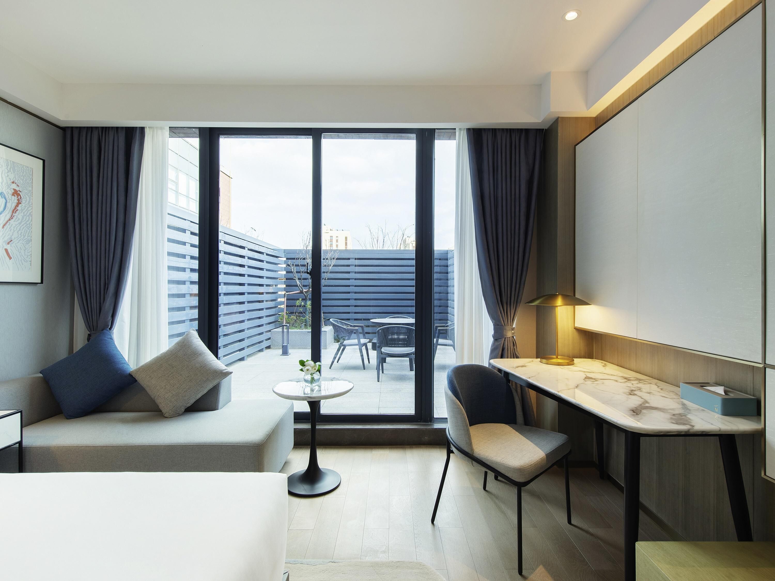 Quarto luxo, 1 cama King | Edredons de pluma, frigobar (abastecido com itens grátis)