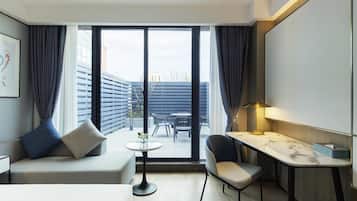 Quarto luxo, 1 cama King | Edredons de pluma, frigobar (abastecido com itens grátis)