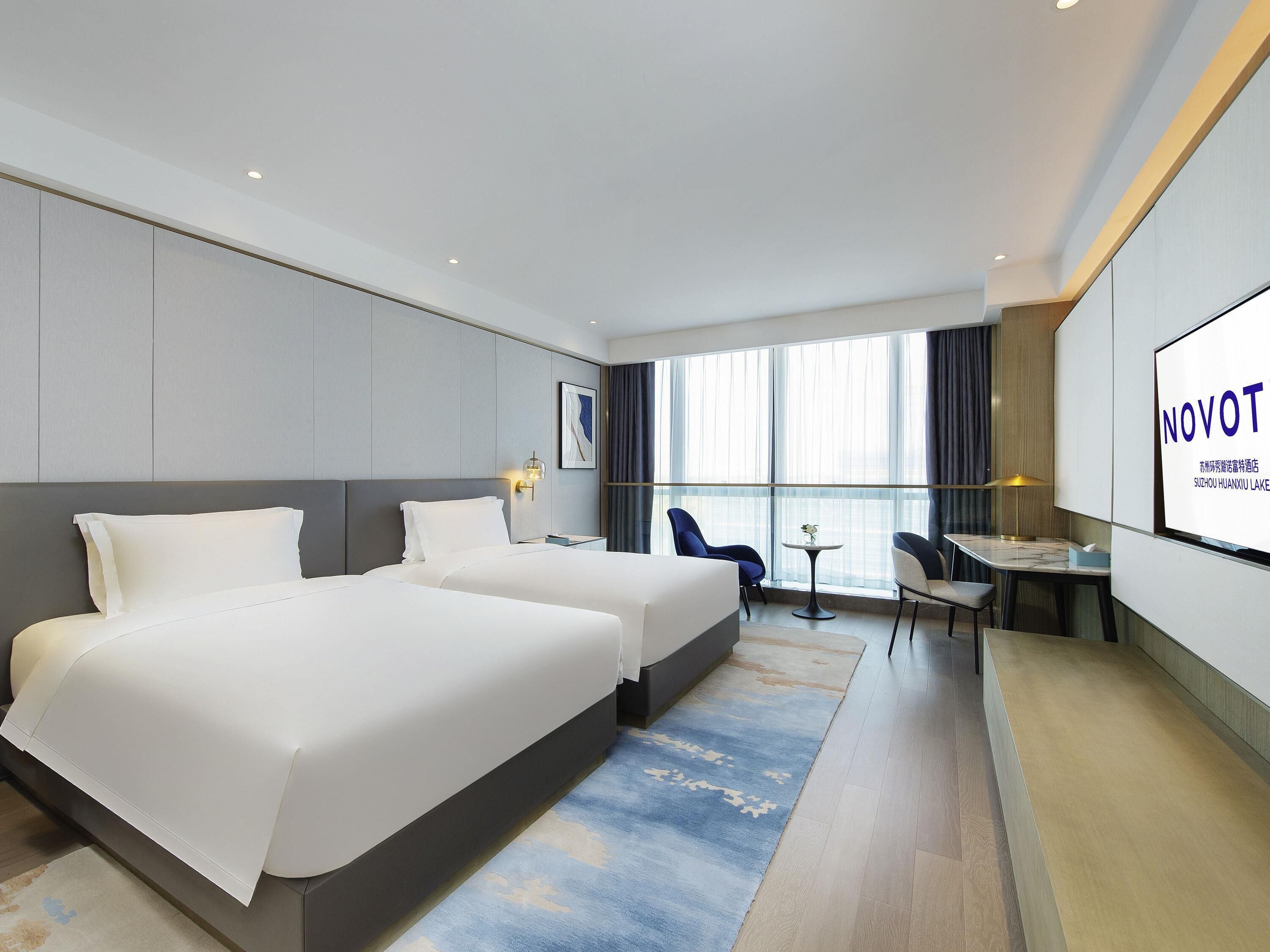 Cubrecamas y minibar con artículos gratuitos 